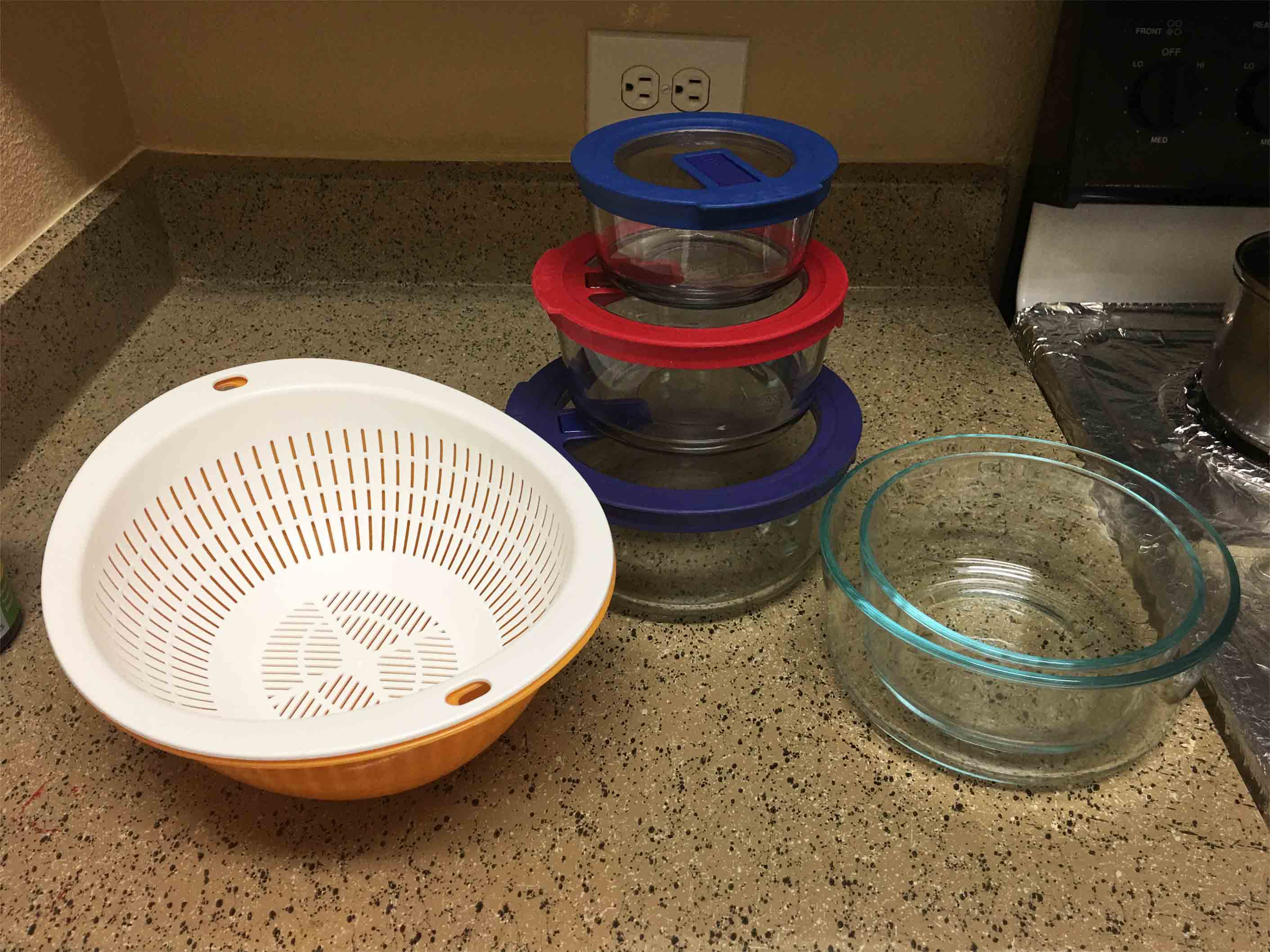 洗菜篮 - $1    pyrex玻璃碗组 - 一共$5（已出）