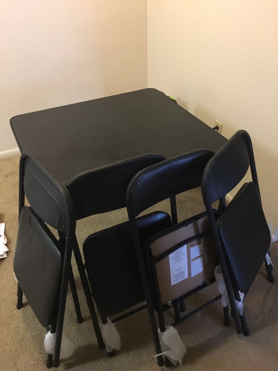 餐桌+4个椅子 