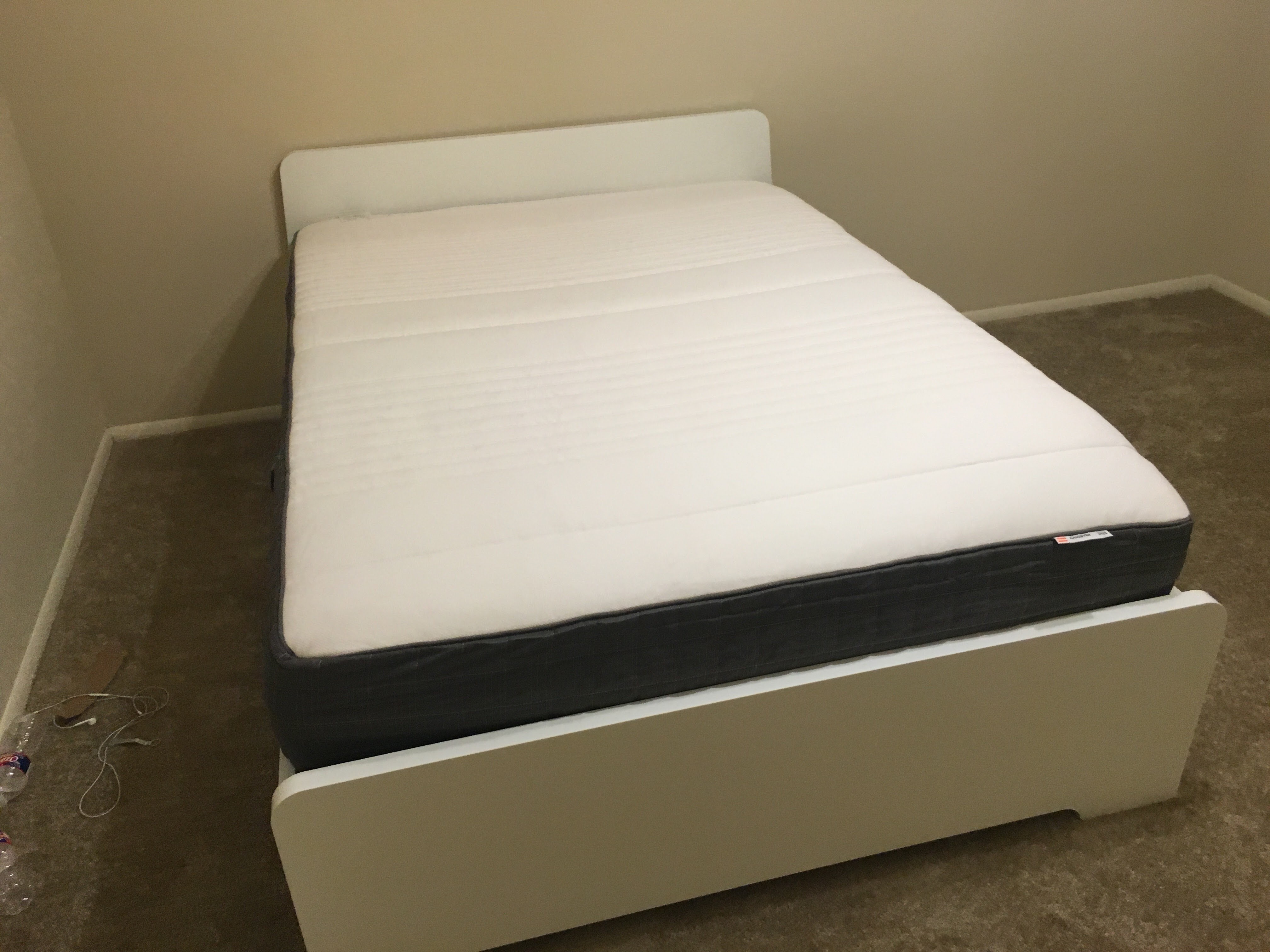 full-size床和床架，基本全新